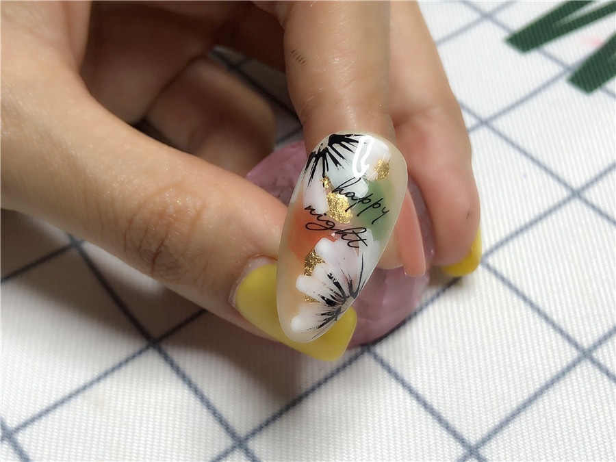 南寧美甲學(xué)校：指間開花，花開半夏