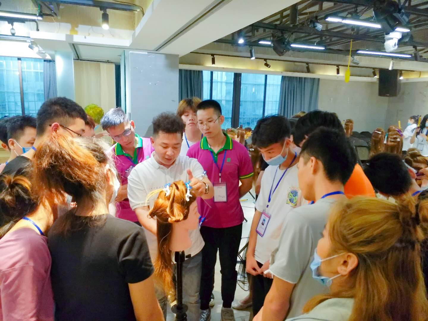 南寧美發(fā)學(xué)校：時(shí)尚電棒造型班開班，人氣爆棚