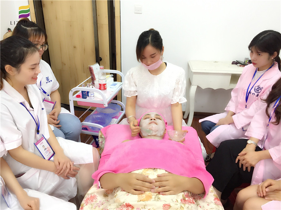 南寧美容學(xué)堂：敷膜，女人變美必修課程