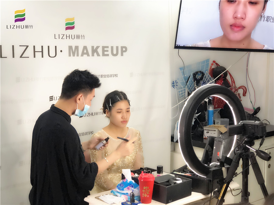 廣西彩妝學(xué)校：快看！畫真人了！