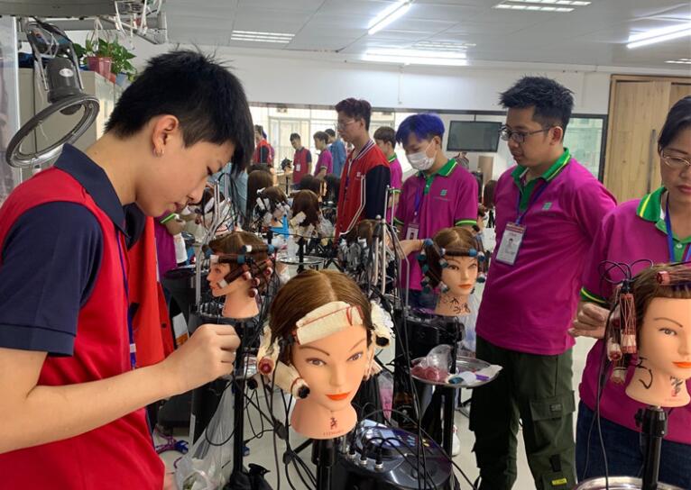 美發(fā)學(xué)?；ㄐ酰航K于可以上手熱燙
