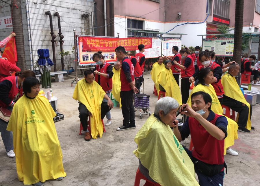 “雷鋒義剪”入社區(qū)，方知南寧美發(fā)學(xué)校哪家好