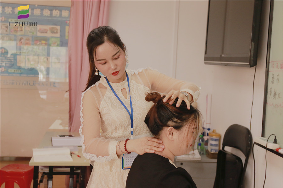 南寧美容學(xué)校肩部按摩手法教程分享