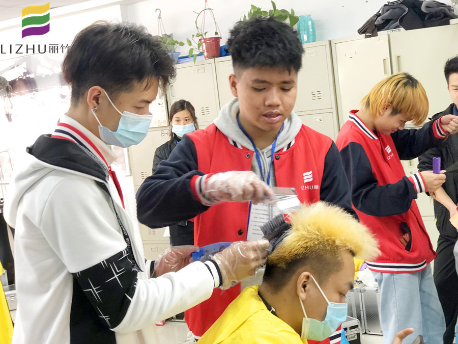 來南寧美發(fā)培訓(xùn)班，學(xué)專業(yè)染發(fā)技術(shù)
