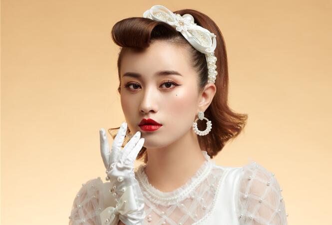 復(fù)古迪斯科妝容造型，廣西化妝學(xué)校這款造型愛了嗎？