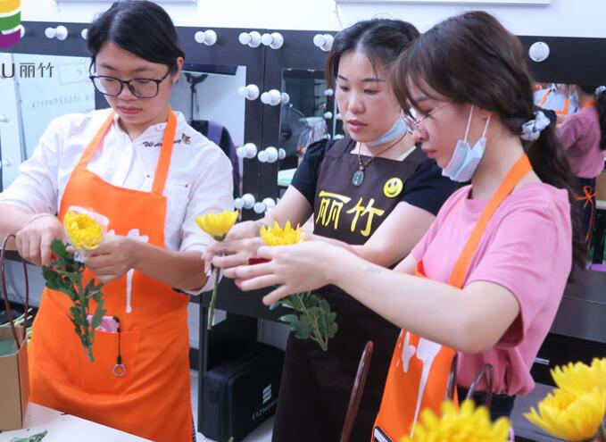 插花如何進(jìn)行色彩搭配？南寧花藝培訓(xùn)班來教你