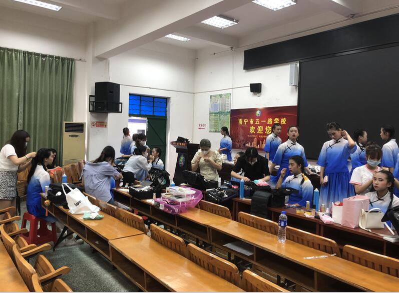 南寧化妝學(xué)校外出實踐，受到演員比心點(diǎn)贊