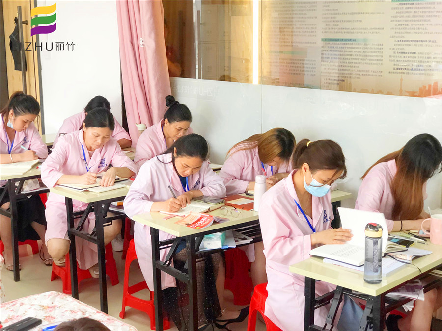 美容師為什么要學理論知識？南寧專業(yè)美容培訓告訴你