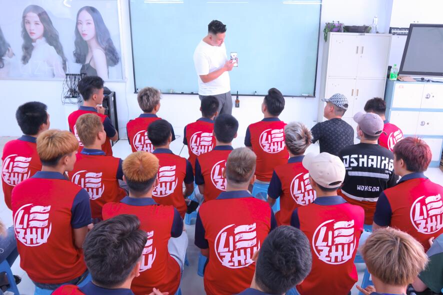 南寧學(xué)美發(fā)有前途嗎？選對美發(fā)培訓(xùn)學(xué)校很重要