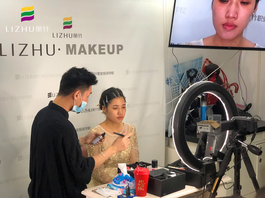 麗竹化妝學(xué)校提示：愛化妝的你必須要知道！