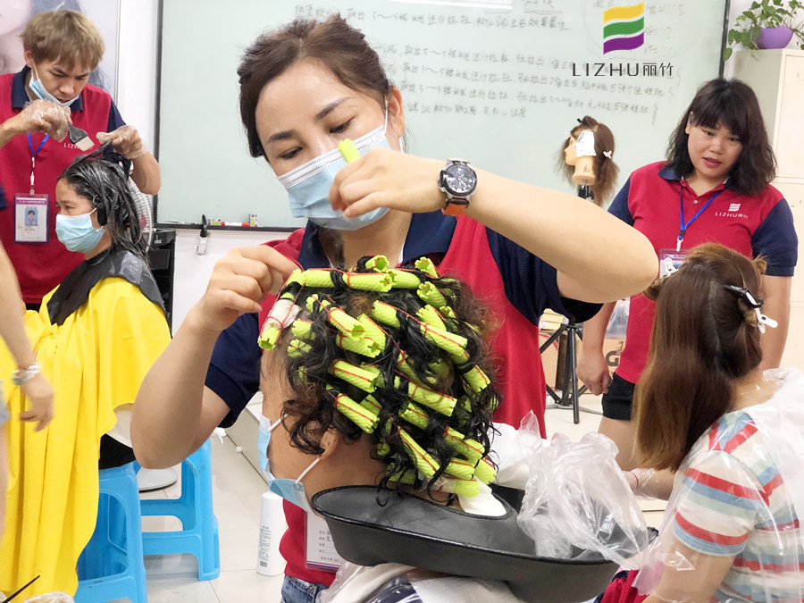 直擊廣西美發(fā)職業(yè)培訓學校燙染真人實操現(xiàn)場
