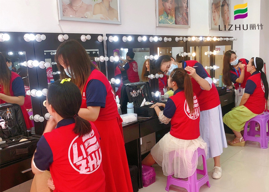 南寧化妝去哪里學(xué)？來(lái)麗竹化妝全能班啊