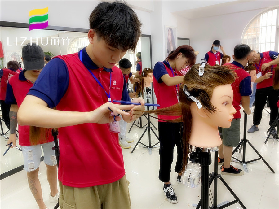 為什么要修剪發(fā)尾？南寧美發(fā)培訓(xùn)學(xué)校告訴你