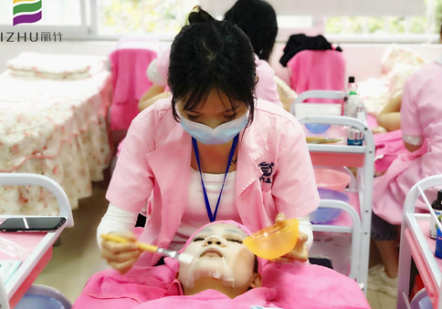怎么做面部水療？廣西美容課堂上課教你