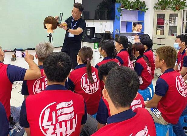 怎么剪平劉海？南寧專業(yè)美發(fā)學(xué)校課堂實(shí)操