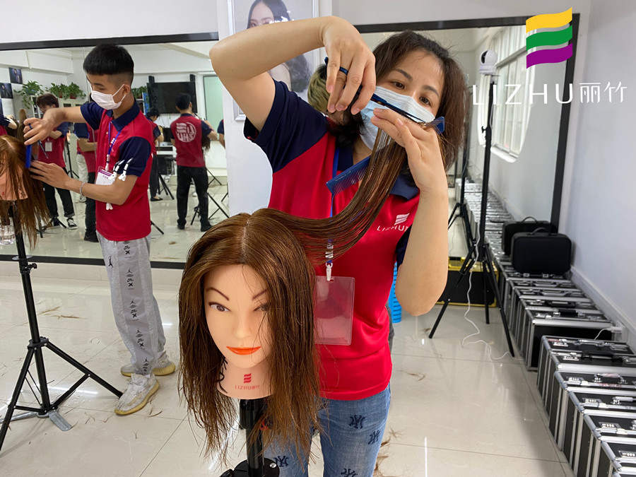 想知道廣西學(xué)美發(fā)哪家正規(guī)？快來(lái)看剪女發(fā)的技巧