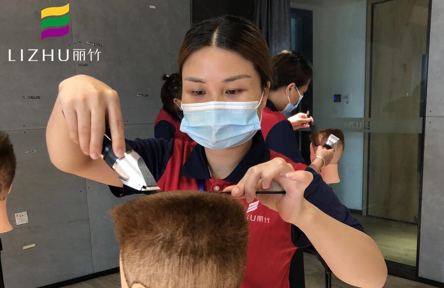 理發(fā)器的使用方法，南寧正規(guī)美發(fā)學(xué)習(xí)教你