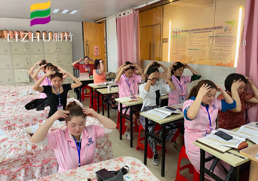 美容學(xué)員如何練習(xí)手法？廣西專業(yè)美容培訓(xùn)給你示范