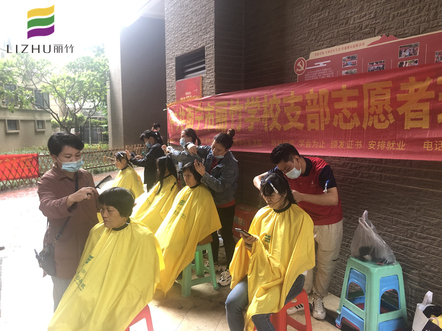 社區(qū)義剪暖人心！傳遞廣西專業(yè)美發(fā)學(xué)校正能量