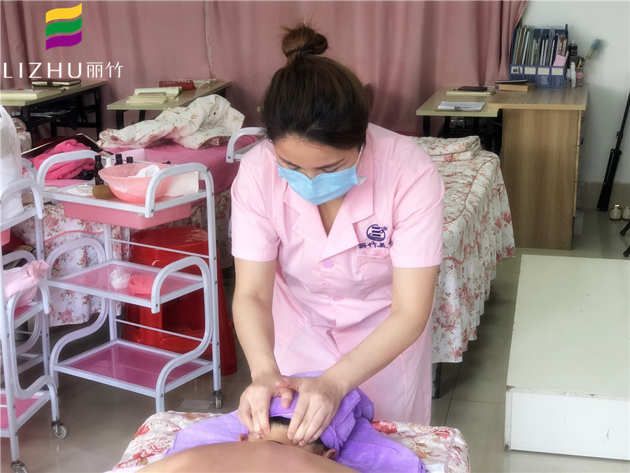 美容學(xué)子感言：這就是為人師表該有的樣子！