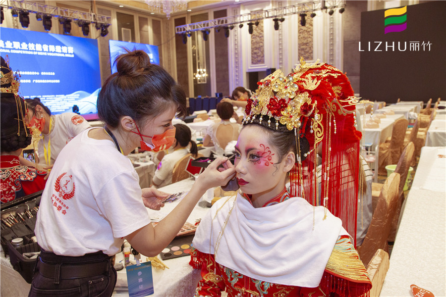 冬天卡粉怎么辦？南寧化妝課堂正在為你講解