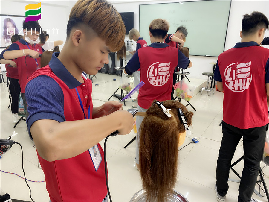 學直板夾使用技巧，就來廣西教美發(fā)的學校