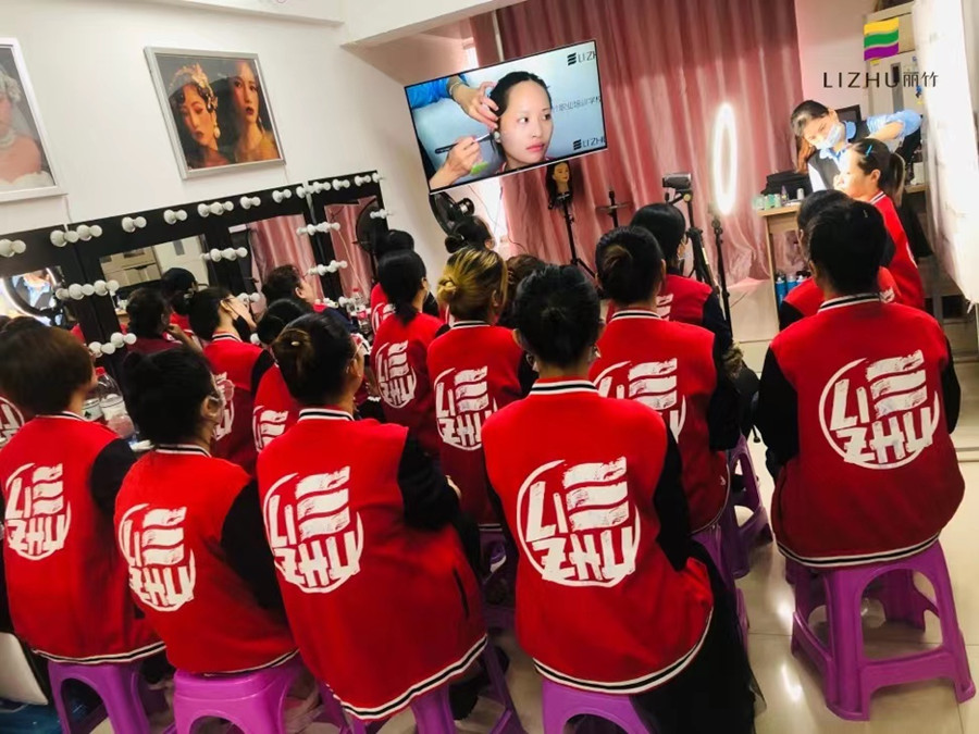冬季正確的化妝步驟，這些技巧南寧化妝學(xué)校告訴你