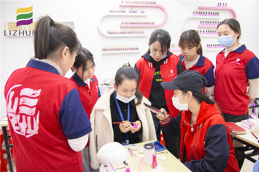 雕花美甲步驟，一起去南寧排名前十美甲學(xué)?？纯?>
								
								<span id=