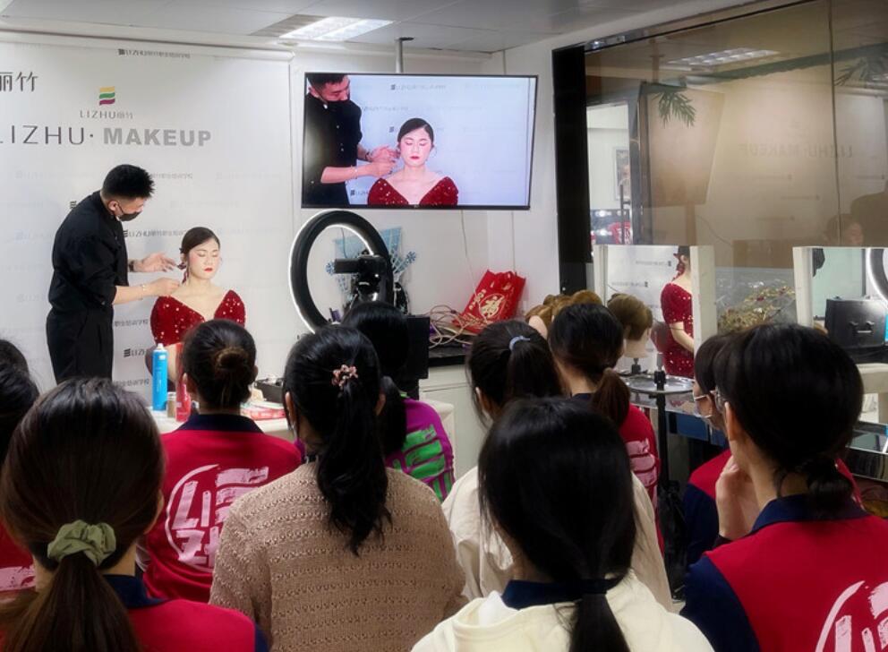 麗竹彩妝學校上演“換臉術”，展現(xiàn)南寧學彩妝哪家技術強