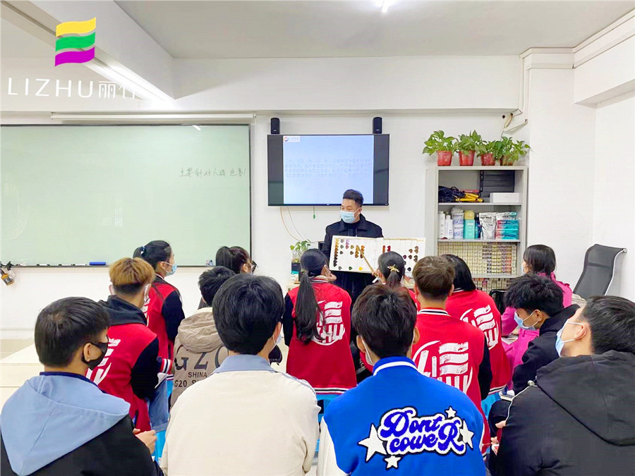 南寧哪里可以學(xué)染發(fā)？來(lái)麗竹學(xué)校魔幻色彩班