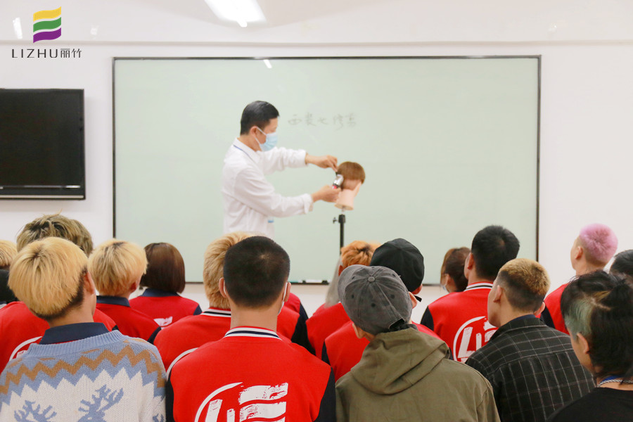 推剪的練習方法，廣西教美發(fā)基礎(chǔ)的學校分享
