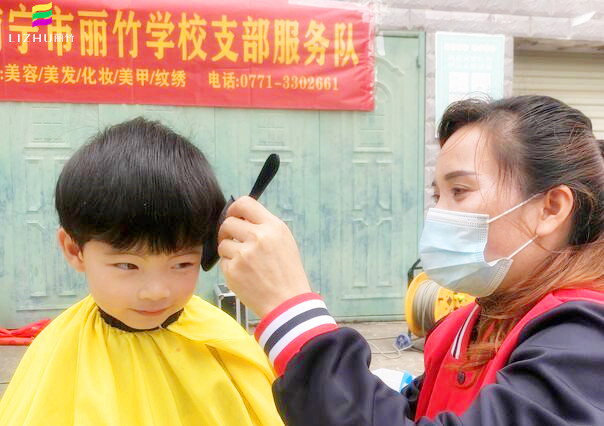 南寧麗竹學校公益理發(fā)，爭當群眾身邊的“活雷鋒”