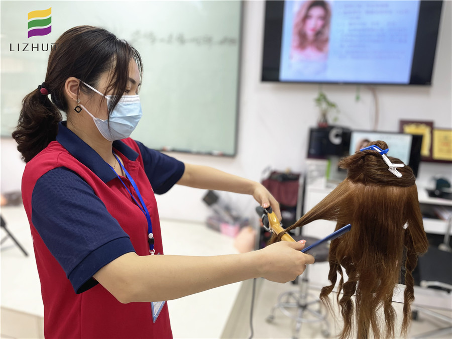美發(fā)新手使用電卷棒操作方法，南寧美發(fā)課程