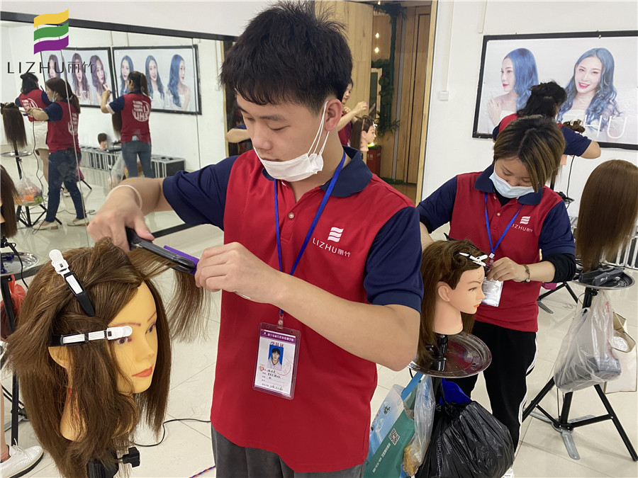 直板夾怎么用？廣西美發(fā)課堂學(xué)員為你講解