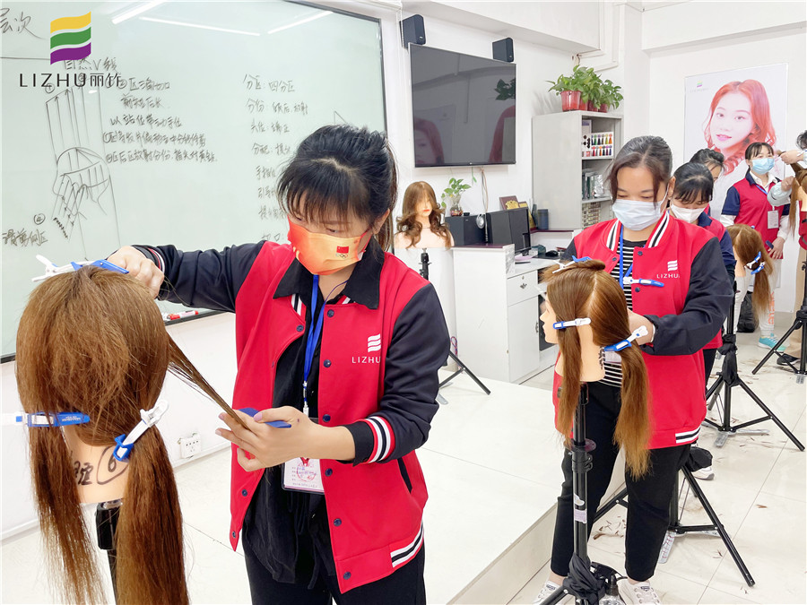 “自然V線”修剪，廣西美發(fā)學(xué)校十大名校課程