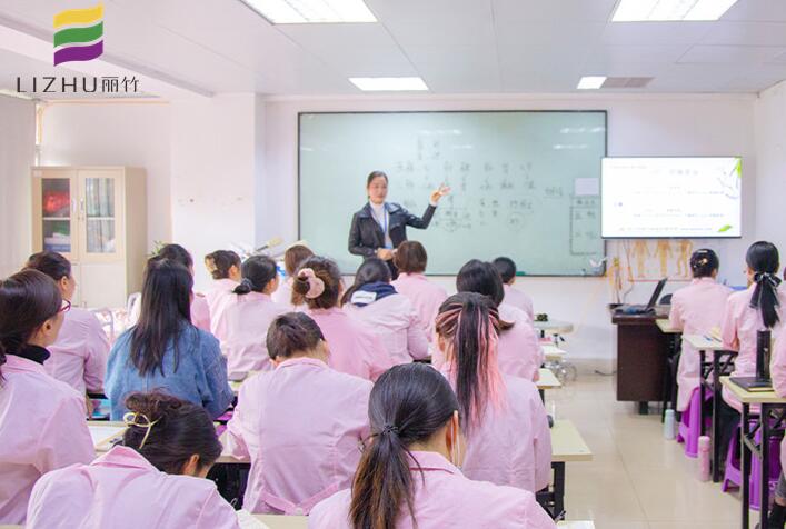 美容學(xué)理論知識(shí)重要嗎？廣西專(zhuān)業(yè)美容培訓(xùn)告訴你