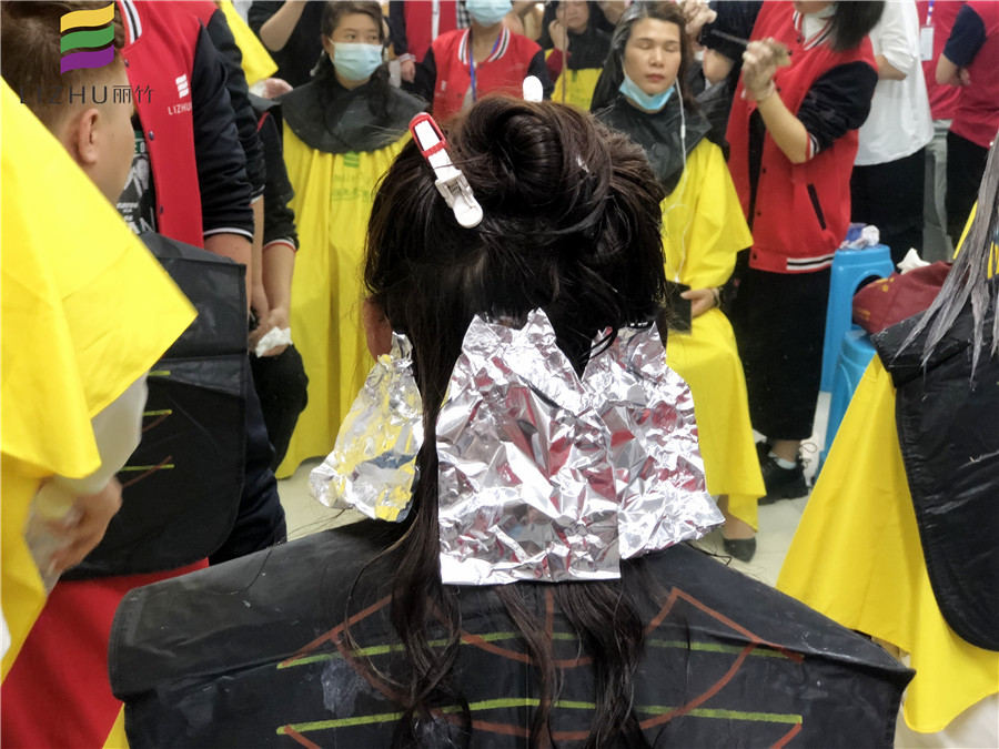 錫紙燙發(fā)能保持多久？南寧燙染一對(duì)一教學(xué)給你專(zhuān)業(yè)技術(shù)