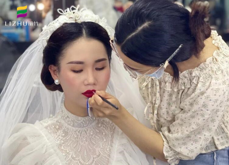 輕復(fù)古新娘造型 ，優(yōu)雅就是如此簡(jiǎn)單