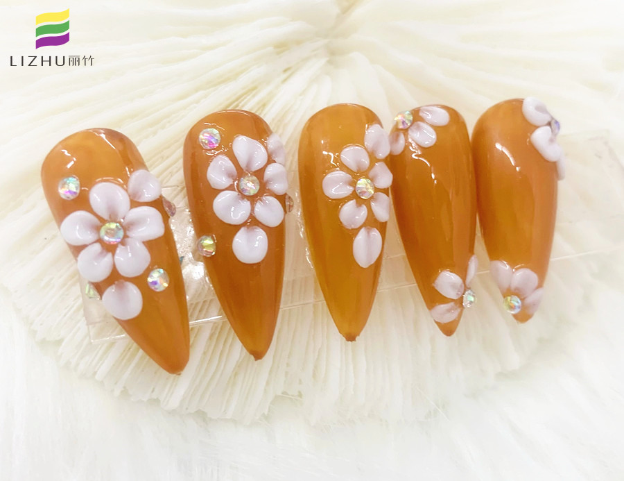 彩繪立體雕花美甲，南寧美甲培訓(xùn)專業(yè)學(xué)校作品