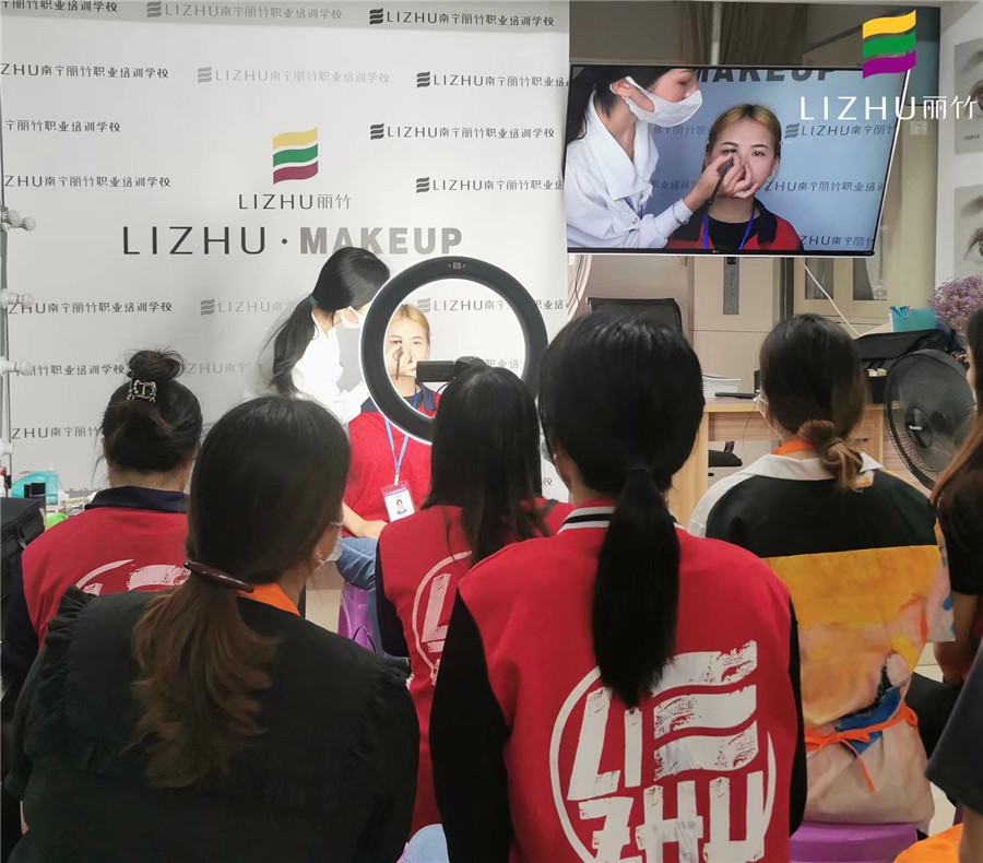 化妝新手畫眉方法，廣西化妝彩妝培訓(xùn)學(xué)校演示手法