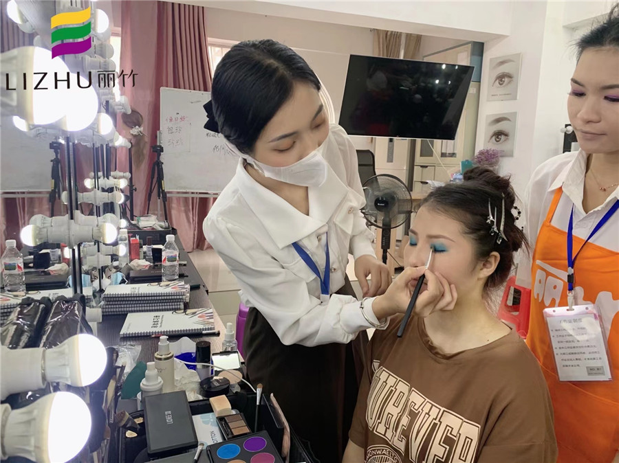 舞臺妝眼影怎么畫？南寧化妝培訓眼妝教程