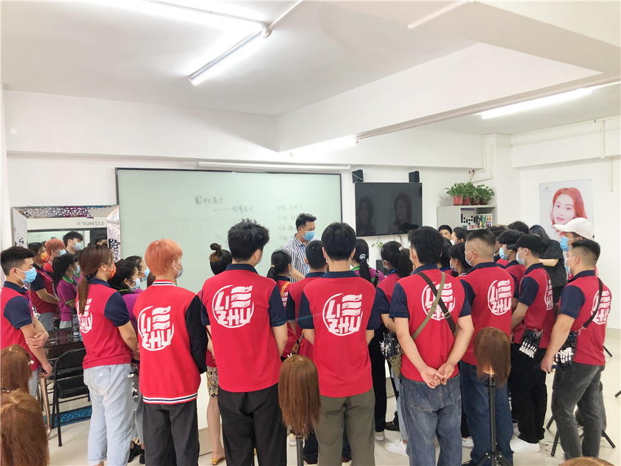 美發(fā)邊緣修剪常用步驟，南寧專業(yè)正規(guī)美發(fā)學校授課