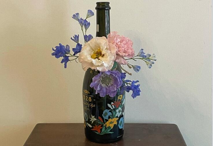 南寧哪里可以學(xué)花藝？先來(lái)看看酒瓶插花作品