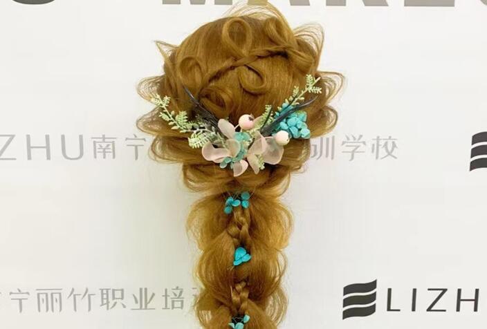 森系編發(fā)造型圖片，南寧編發(fā)培訓(xùn)學(xué)校作品