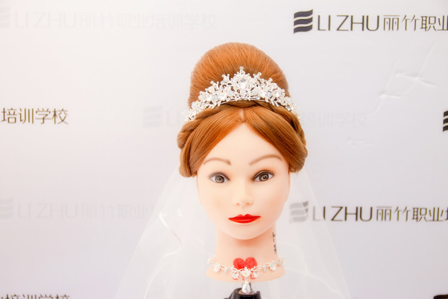 “赫本包”的特點，南寧盤發(fā)培訓(xùn)學(xué)校幫你整理