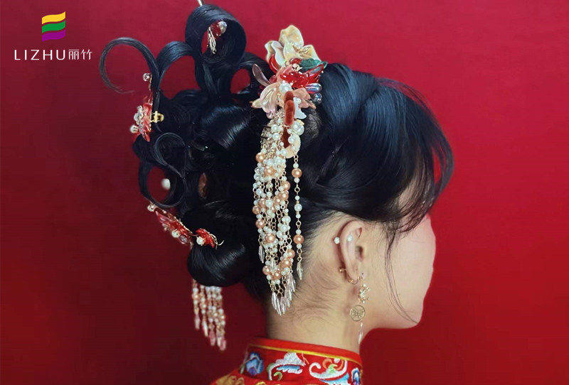中式秀禾發(fā)型圖片，廣西學(xué)習(xí)化妝盤發(fā)教程