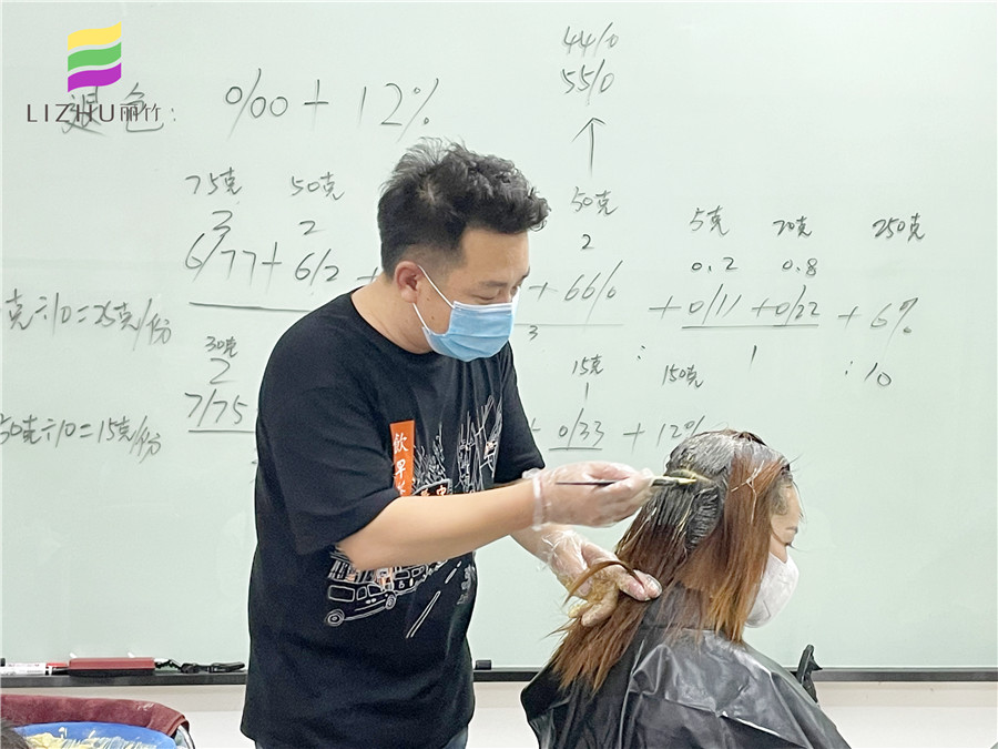 自己染發(fā)的技巧，廣西專(zhuān)業(yè)染發(fā)培訓(xùn)學(xué)校教你