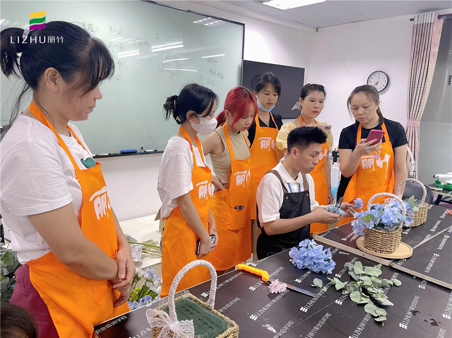自然風手提花籃教程，廣西插花師培訓學校培訓內(nèi)容