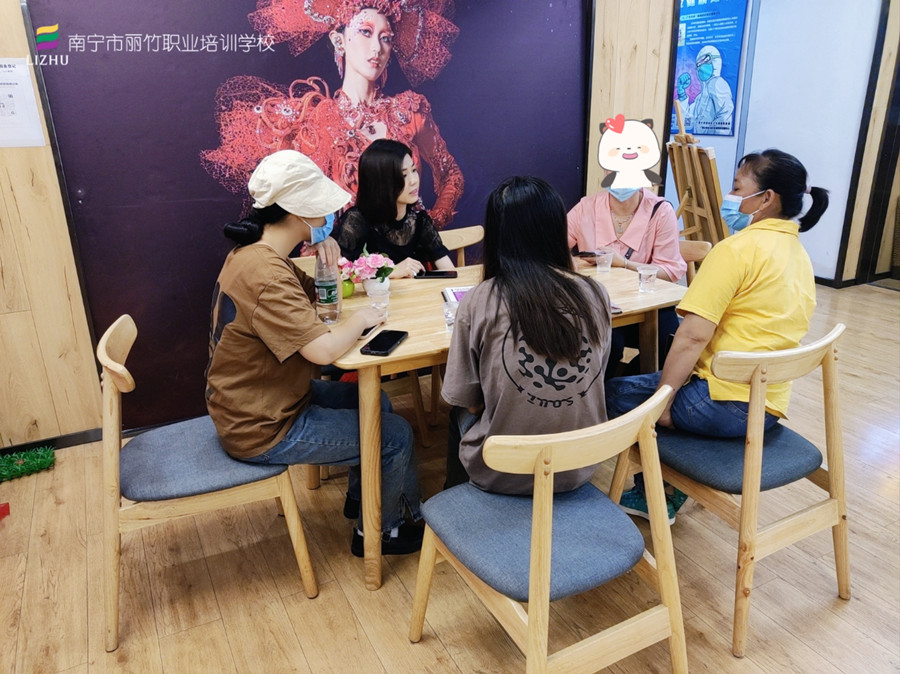 忙！忙！忙！麗竹學(xué)校人氣火爆的招生大廳