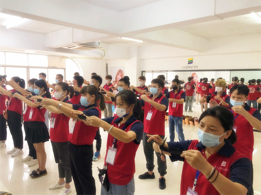 零基礎(chǔ)學(xué)美發(fā)：新手如何練習(xí)用剪刀和梳子？
